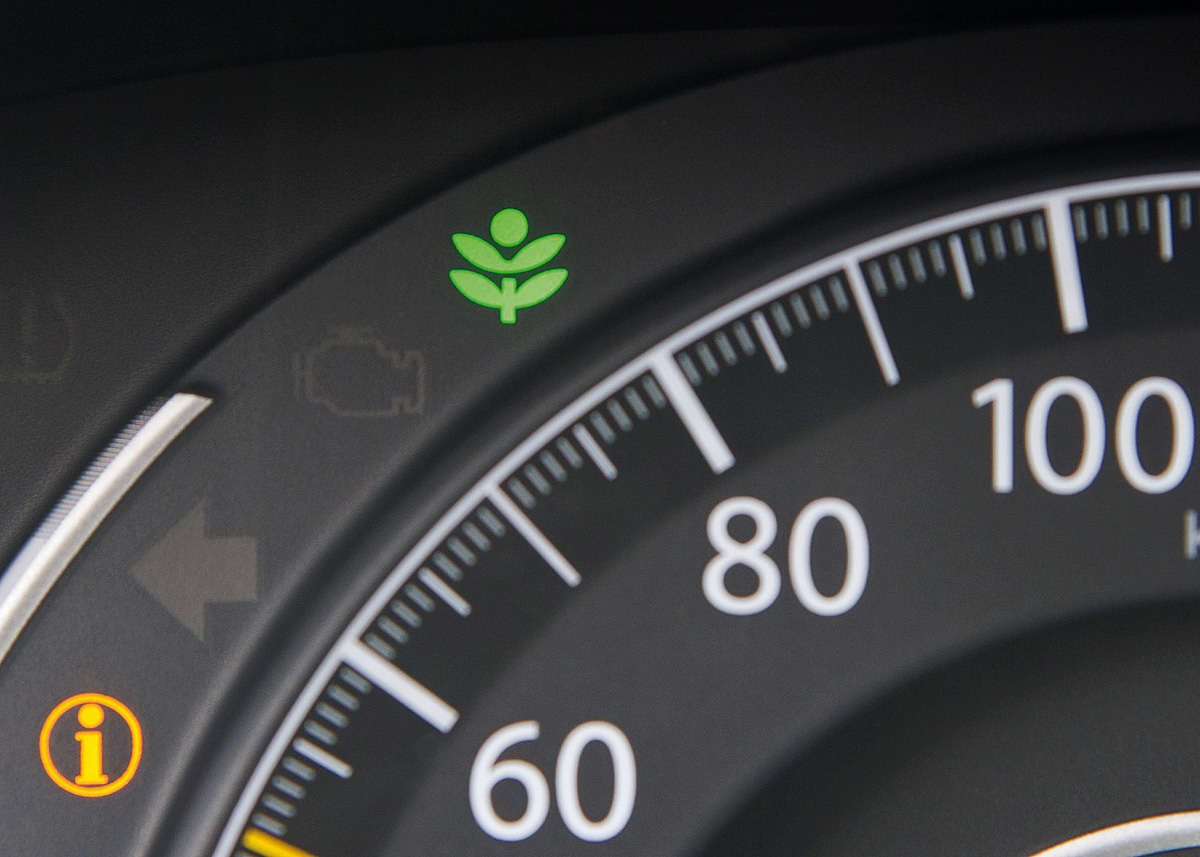 Den officielle brændstoføkonomi er 22,2 km pr. liter. Kører man pænt, belønnes man med grønne blade.
