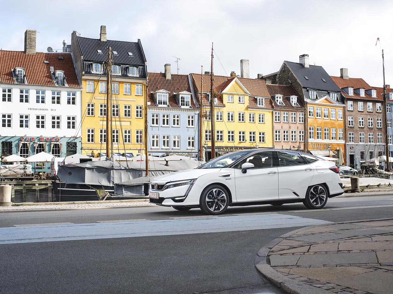 Honda Clarity er første serieproducerede brintbil fra Honda. Bilen er netop kommet til Danmark, men kun i ganske få eksemplarer.