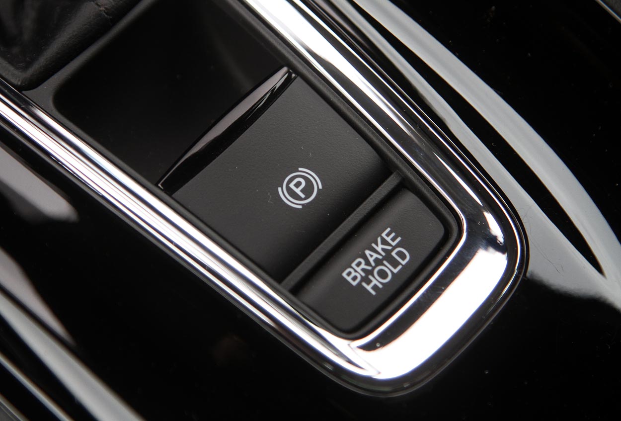 Med tryk på en knap kan HR-V automatisk aktivere parkeringsbremsen, så snart bilen står stille.