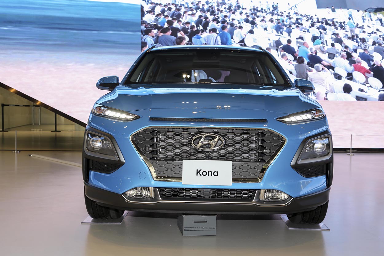 Hyundai Kona er en helt ny mini-SUV. Den fås med en lille motor, men stort udstyrsprogram. Firehjulstræk er standard i den kraftigste udgave.