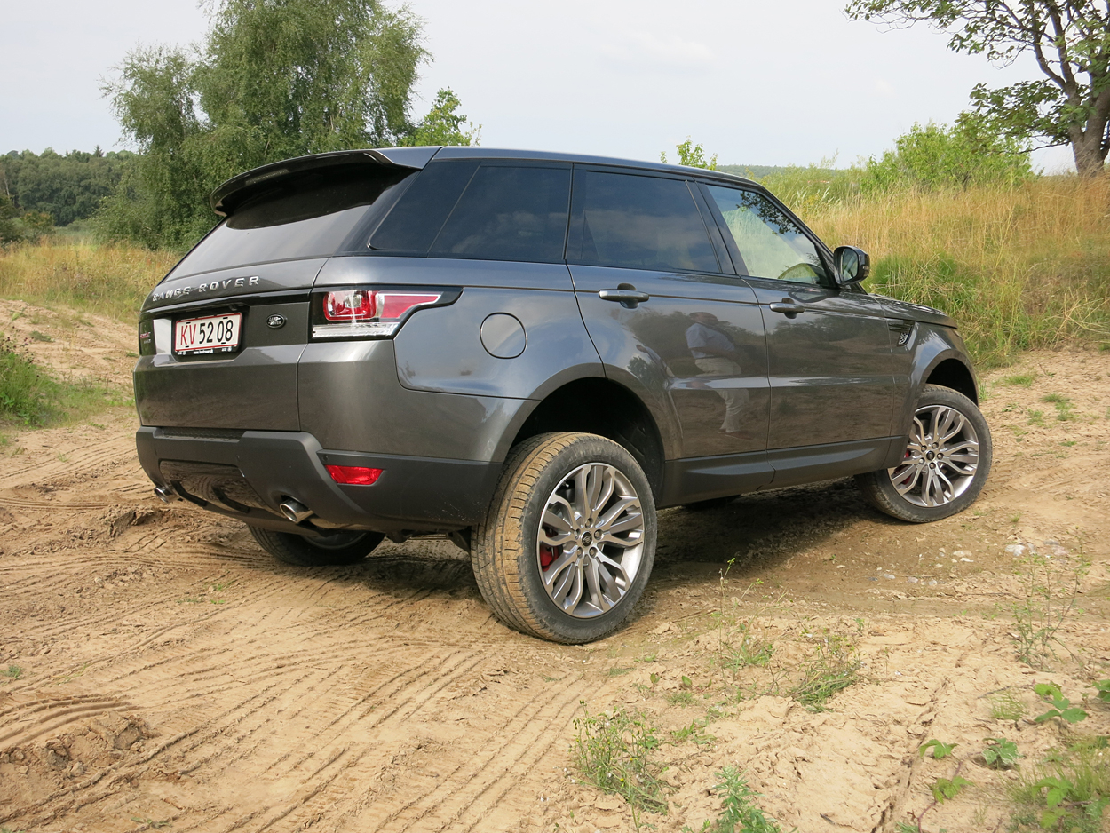 Egenskaberne i terrænet er som sædvanlig for Range Rover Sport i top. Der er ikke mange forhindringer, bilen ikke kan klare.