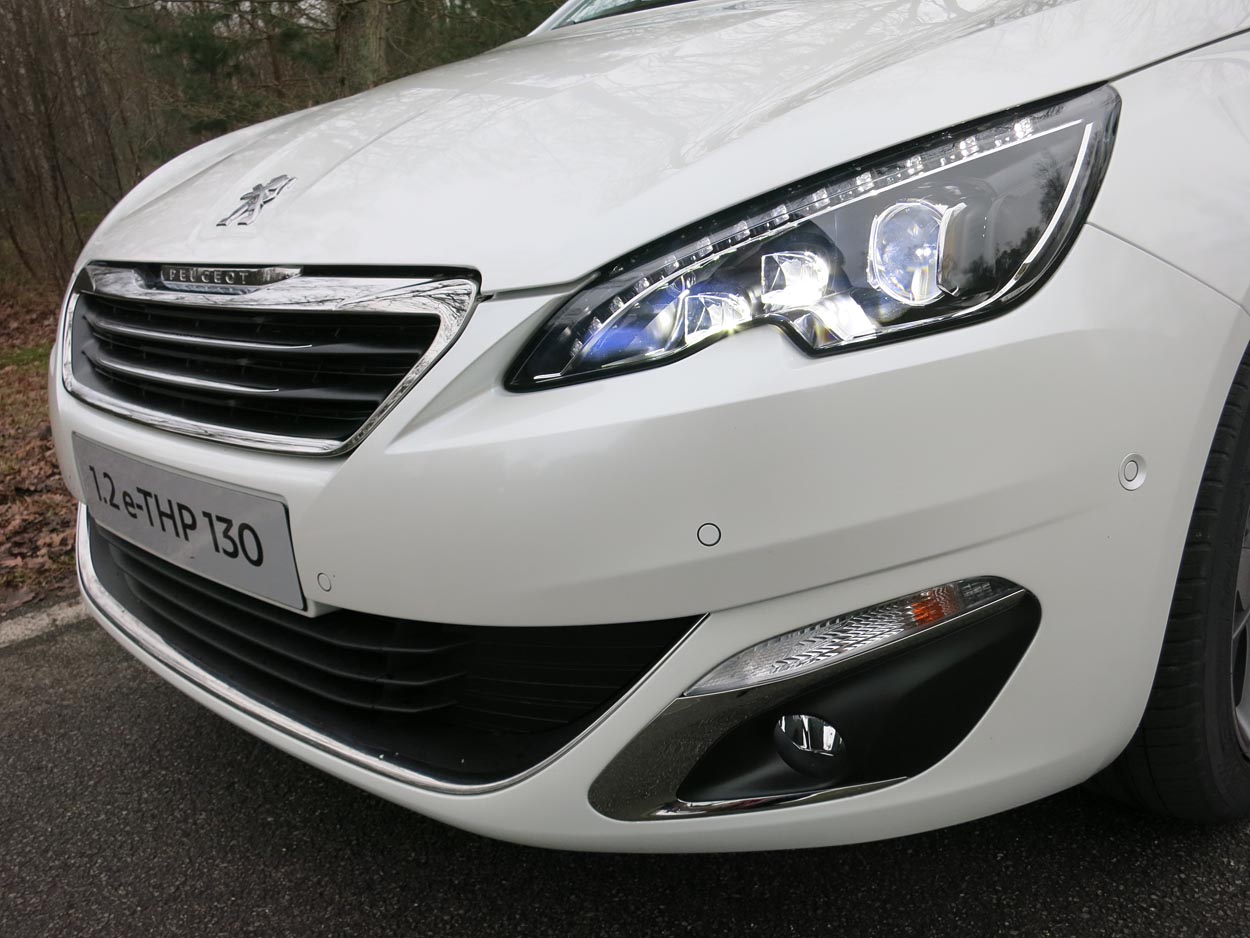 Peugeot 308 SW kan leveres med LED-forlygter i kombination med xenonlys.