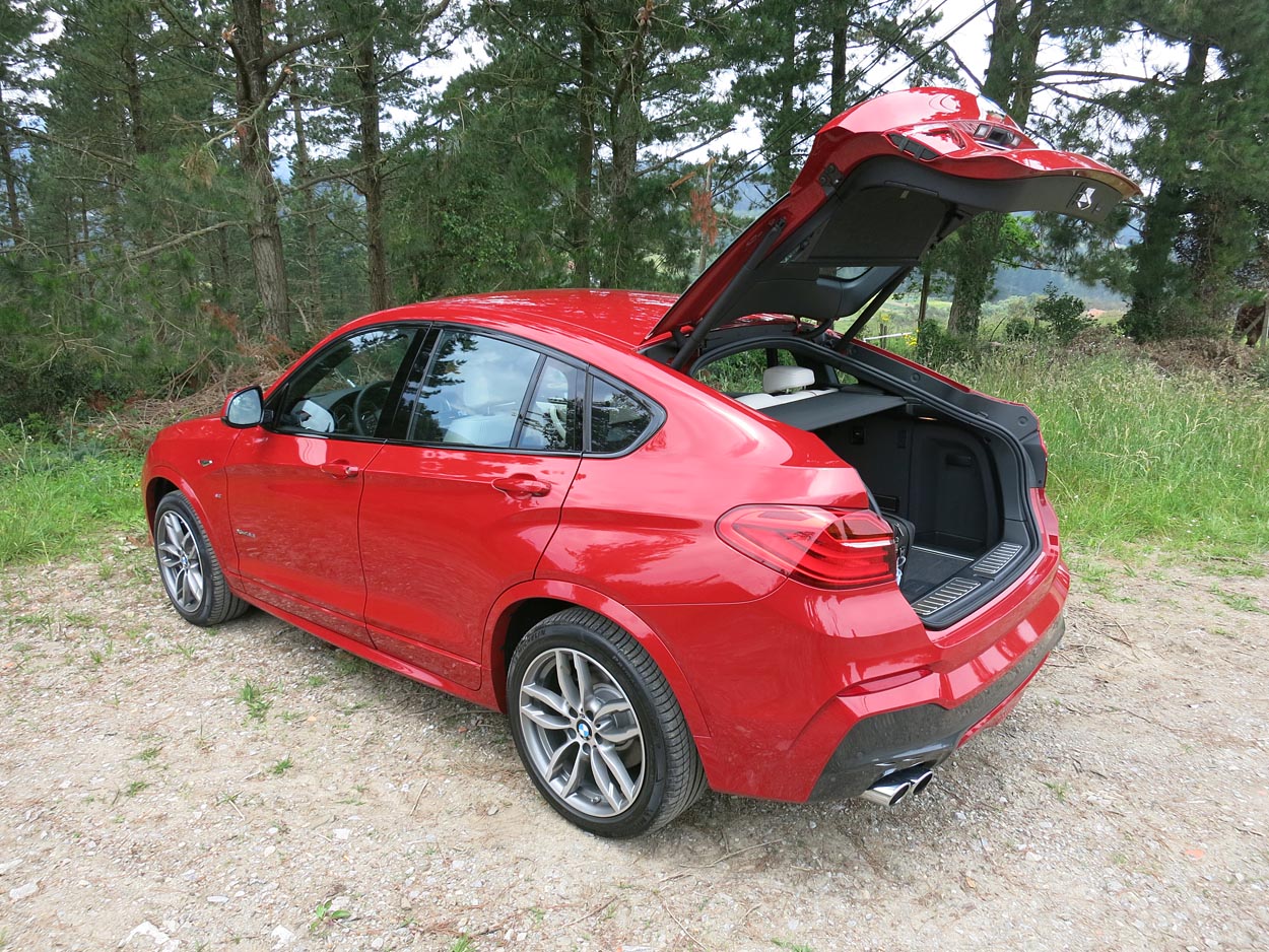 Med bagklappen åben er der meget fin adgang til bagagerummet på 500 liter. Bagsædet i BMW X4 kan desuden foldes fremad i tre dele.