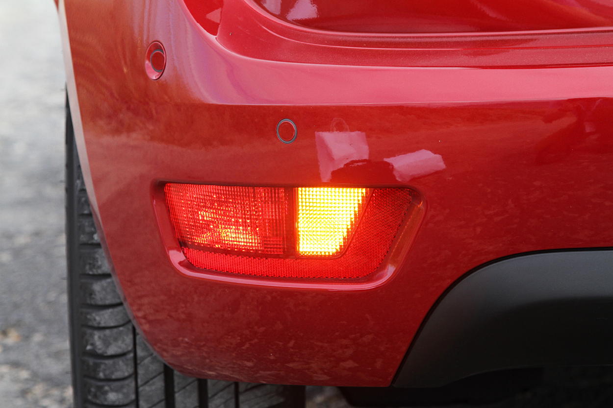 Citroën C4 Picasso har et ekstra sæt baglygter. Når den meget store bagklap er åben, tænder de nederste lygter af sikkerhedsgrunde. De indeholder baglys, bremselys og blinklys.