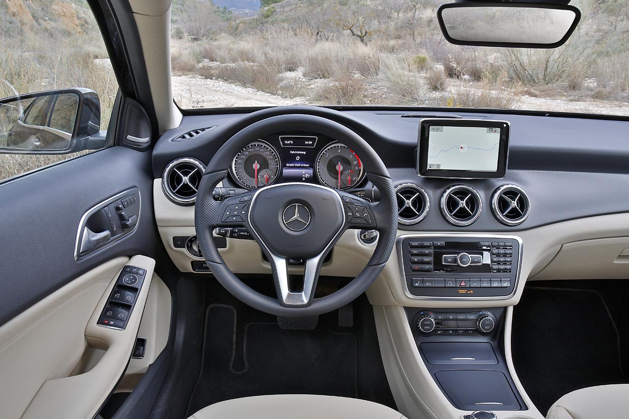 Man sidder komfortabelt i Mercedes-Benz GLA.