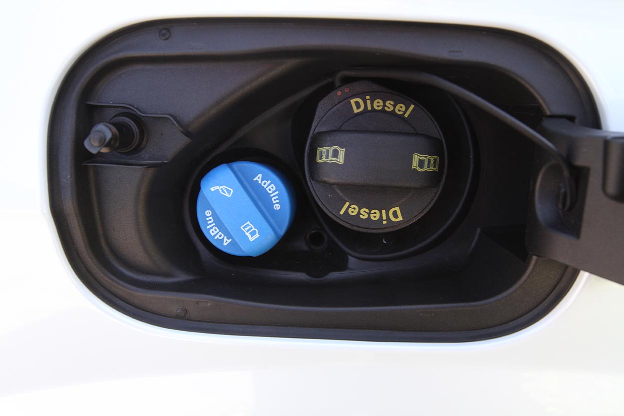 Alle dieselmodeller kræver tilsætning af Ad Blue-stof for at overholde miljøkrav. Ad Blue påfyldes ved tankstudsen, som er så stor, at pumper ved lastbilstandere kan bruges.