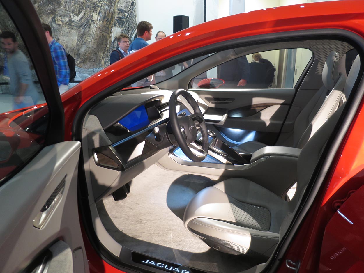 Kabinen i konceptbilen er noget mere futuristisk, end det den endelige produktionsbil kommer til at byde på.