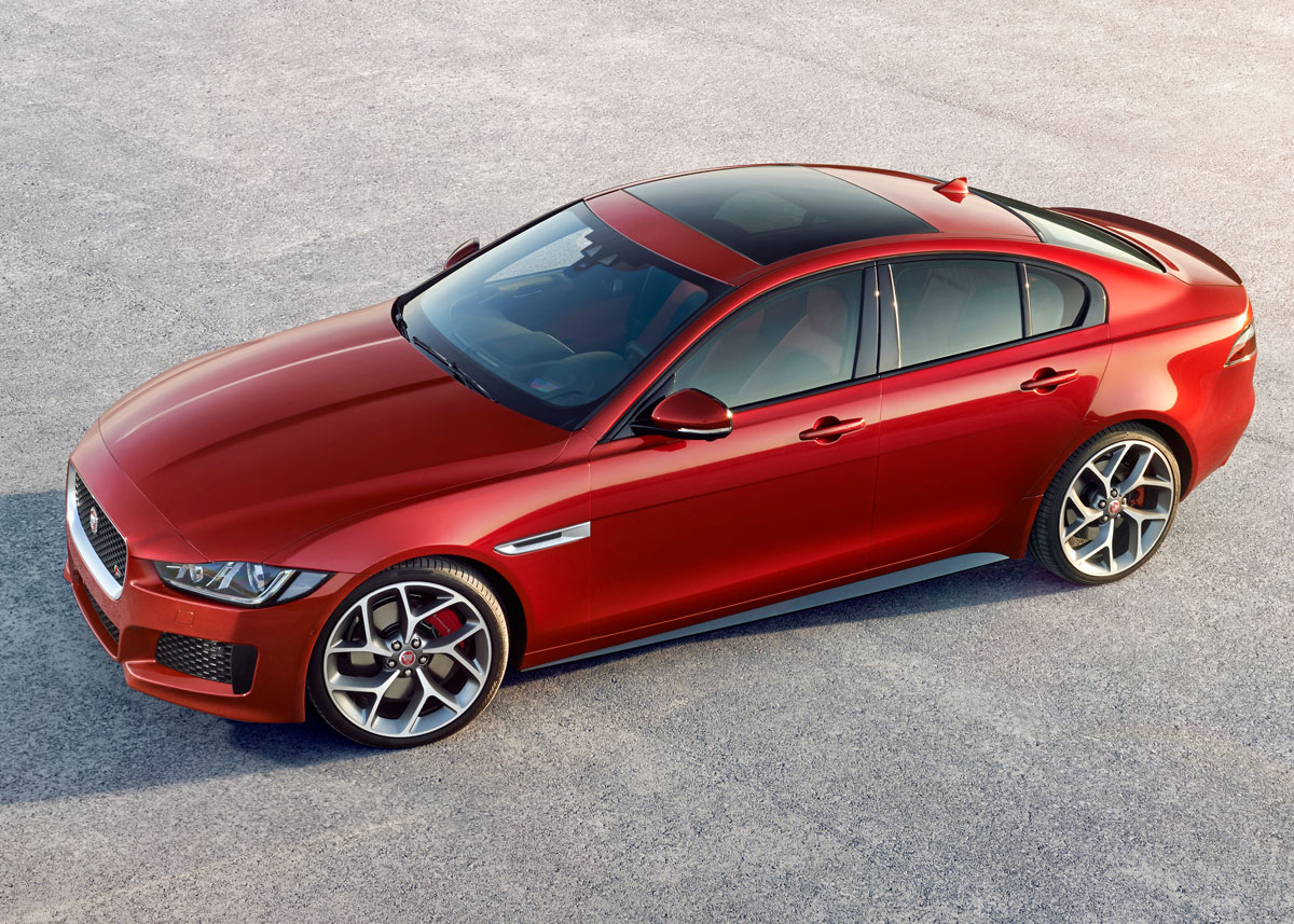 Jaguar XE har lang motorhjelm, og kabinen er trukket tilbage.