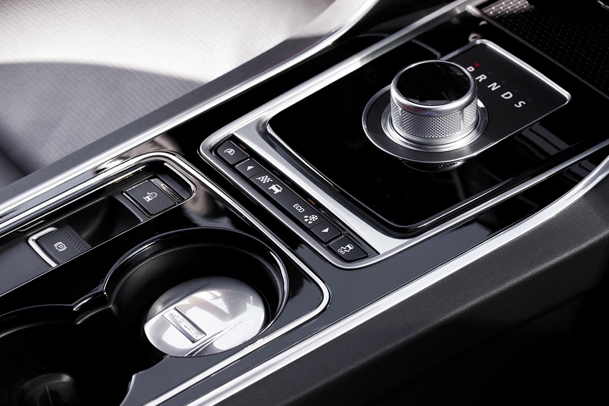 Alle versioner af Jaguar XE kan fås med et yderst velfungerende ottetrins automatgear. Det betjenes fra denne drejeknap samt fra skiftegreb bag rattet. Automatgearet øger køreglæden enormt.