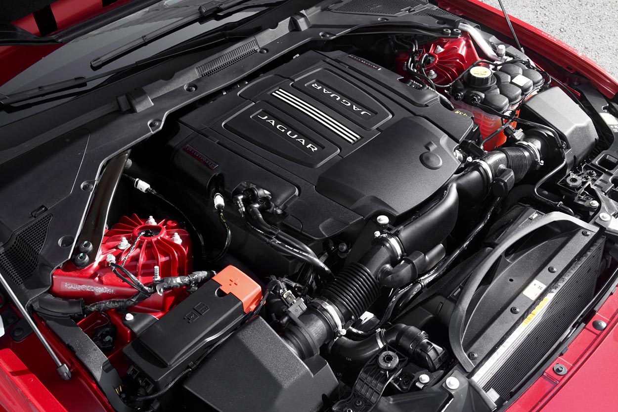 I denne S-version er det den kendte V6-motor med kompressor og 340 hk, der pryder motorrummet. Dieseludgaverne har Jaguars egen nyudviklede tolitersmotor, og senere følger en helt nyudviklet Jaguar-benzinmotor til erstatning for den nuværende motor med Ford-rødder.