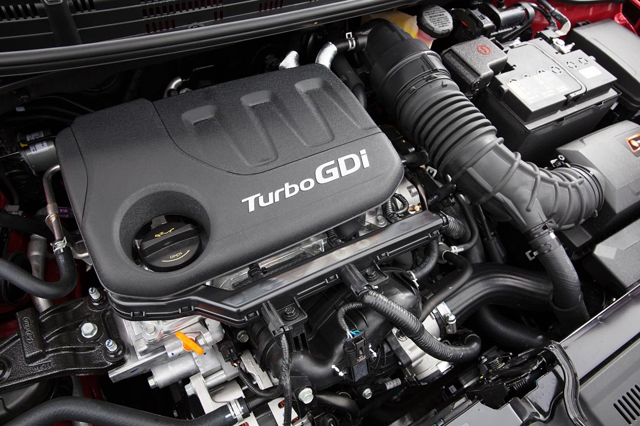 Den lille trecylindrede turbomotor med 100 hk er en fornøjelse at køre og gør Kia Rio til en lækker køremaskine.