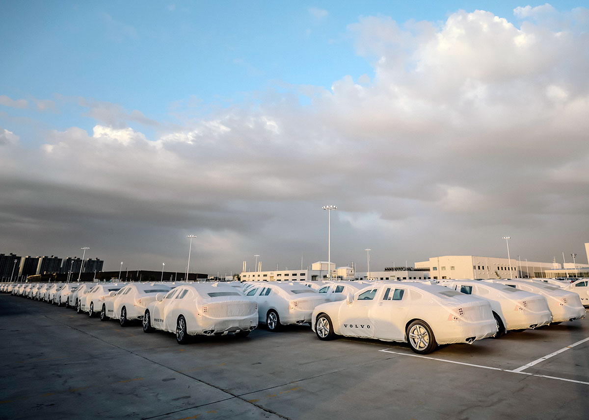 Indpakket i beskyttende folie holder Volvo S90 klar i Kina til at blive transporteret den lange vej til Europa. Fotos: volvo