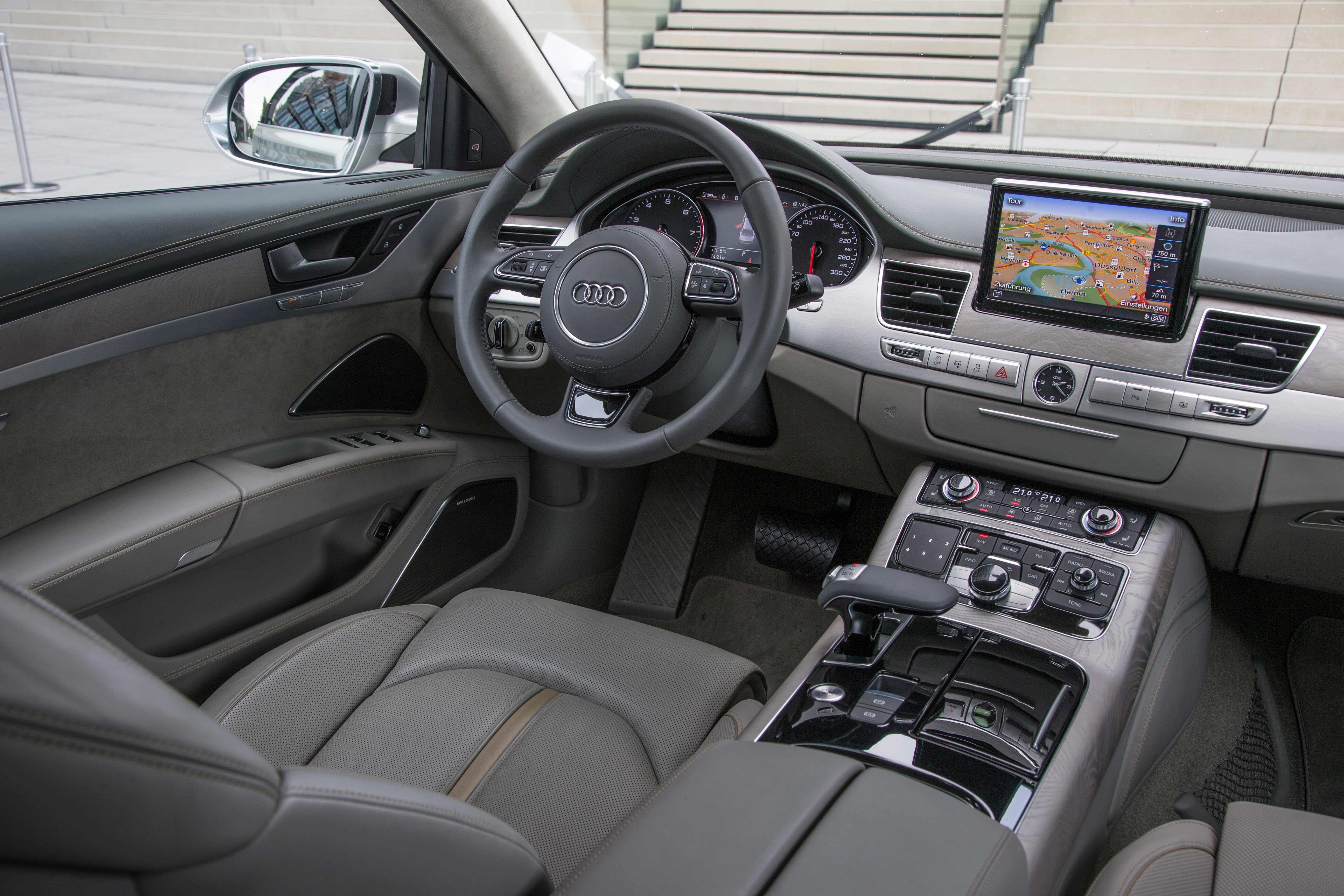 Førerpladsen i Audi A8 er i lighed med resten af kabinen en opvisning i sublimt håndværk. Det gælder alt fra valg af materialer til finish, pasform og indretning. Antallet af knapper er dog på et forvirrende højt niveau.