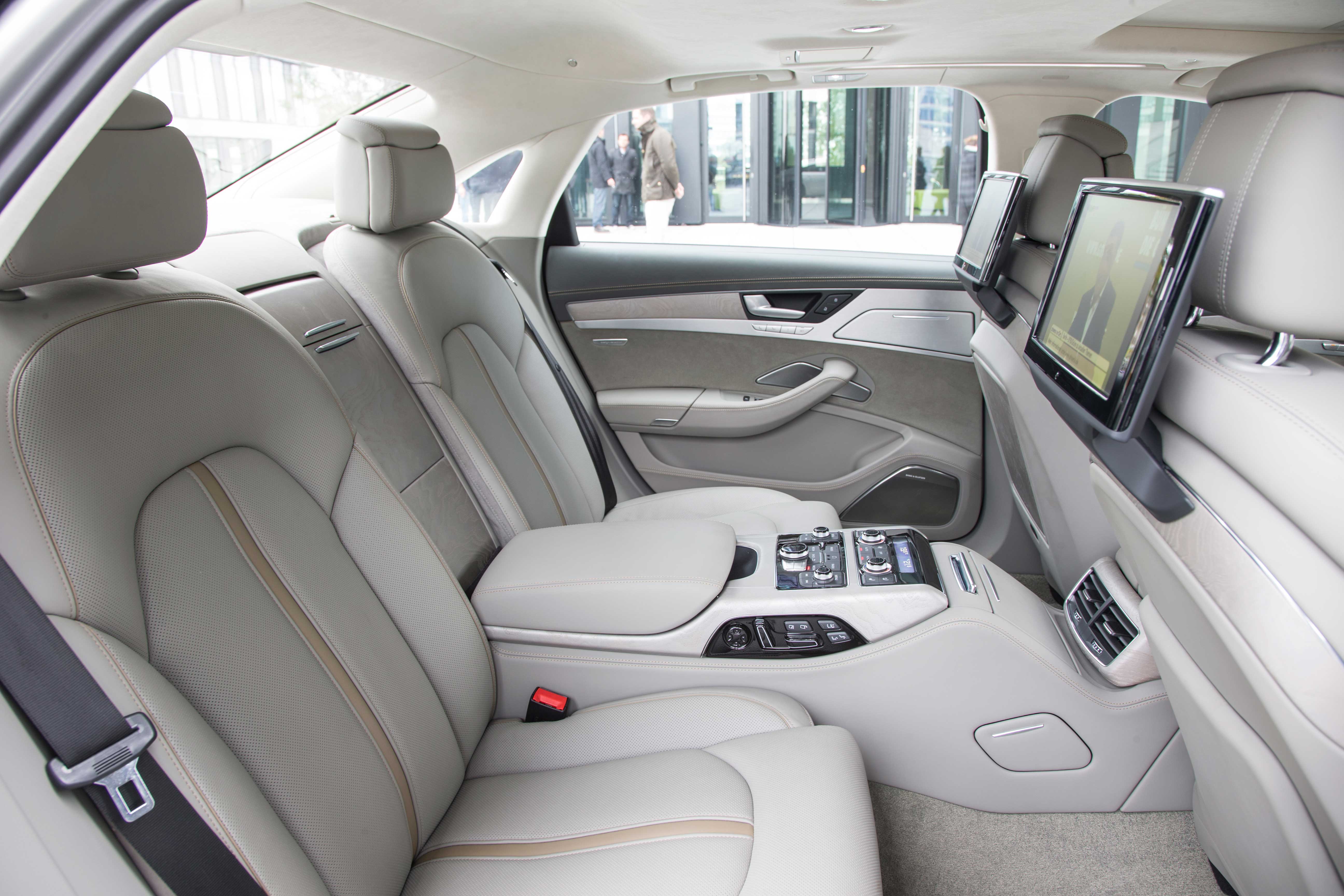 Fra bagsædet opleves Audi A8 som en luksuriøs arbejdsplads med mulighed for at tilkøbe alt i komfortudstyr  ikke mindst de effektive massagefunktioner i sæde og ryglæn. De to skærme med mulighed for at styre alt i multimedie-underholdning kan tilkøbes.