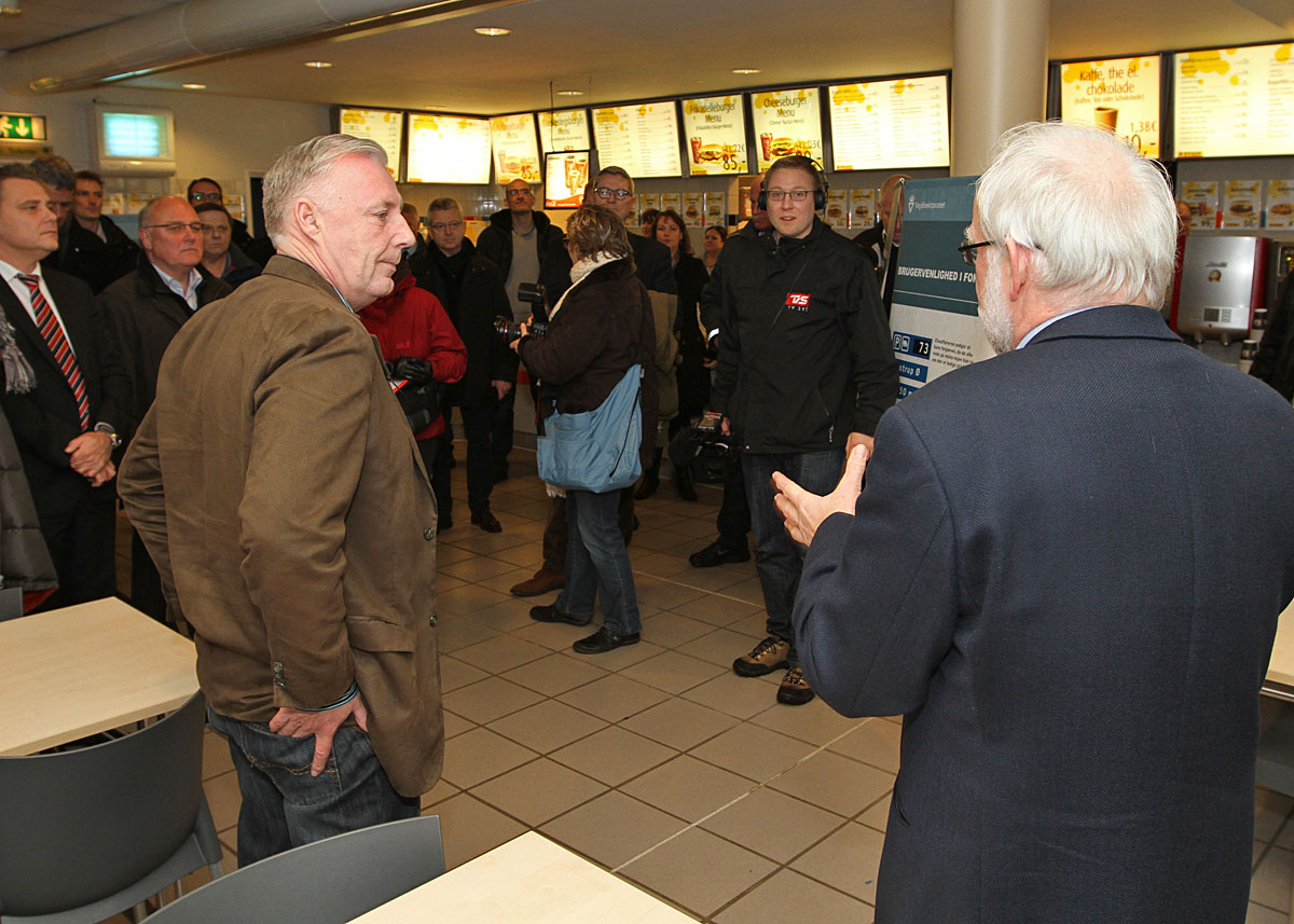 Transportminister Henrik Dam Kristensens indvielse af den elektroniske lastbilparkering i Sønderjylland foregik under jordnære forhold: i rastepladsens cafeteria.