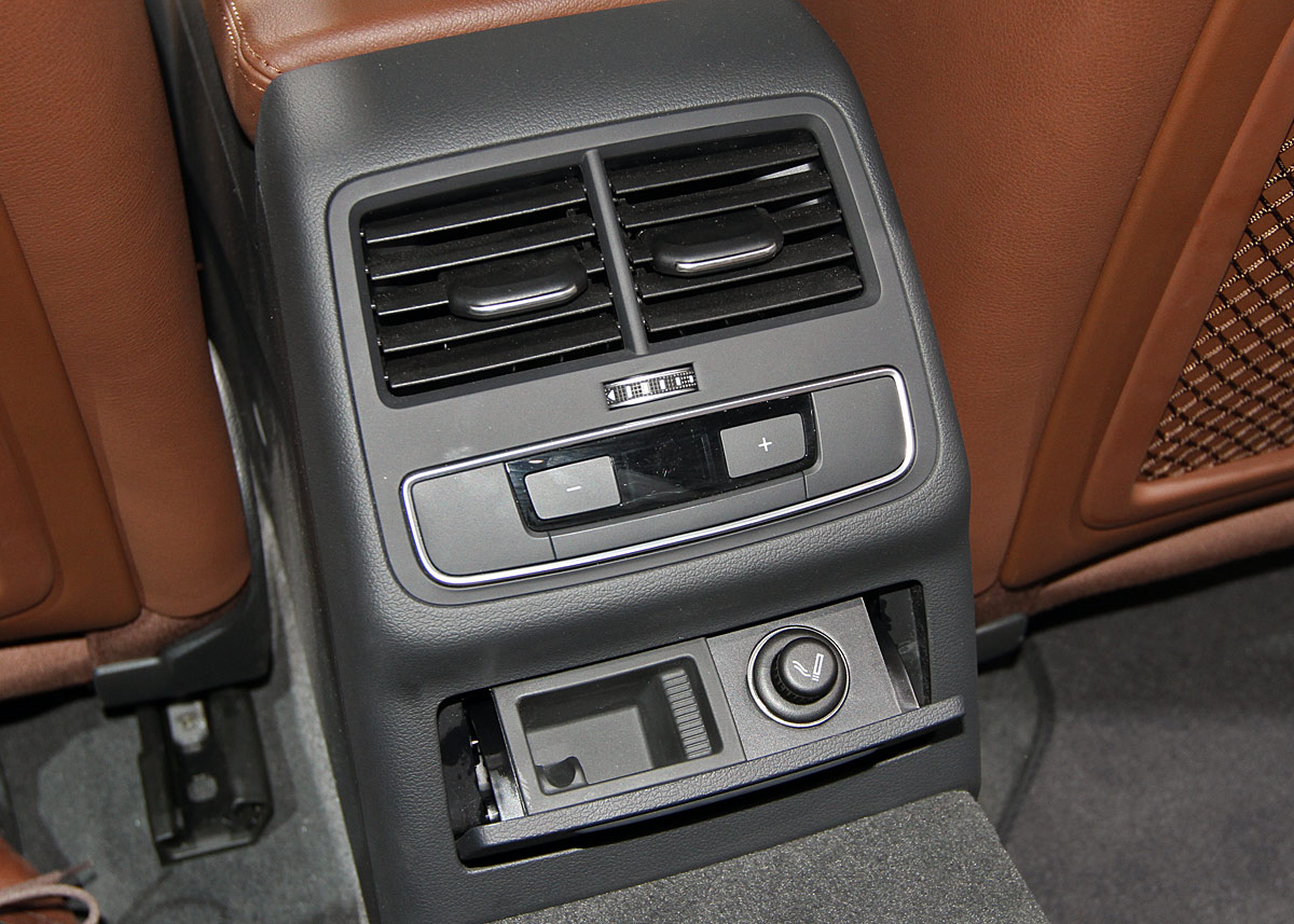 Bagsædet i Audi A4L er opgraderet med eget klimaanlæg - og askebæger!