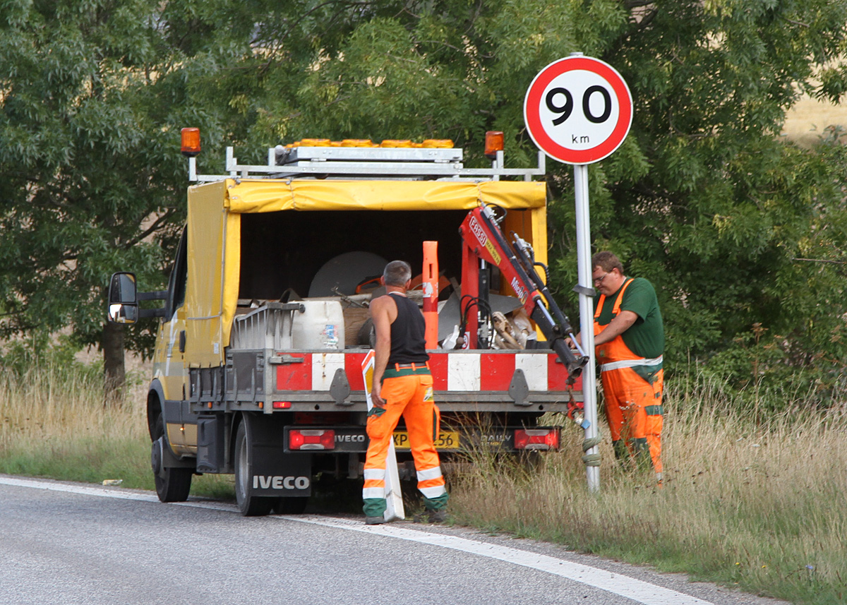 De gamle 90-skilte er netop fjernet ved Skovvejen. Nu må der køres 110 km/t. på det meste af vejen, der nu hedder Kalundborgmotorvejen.