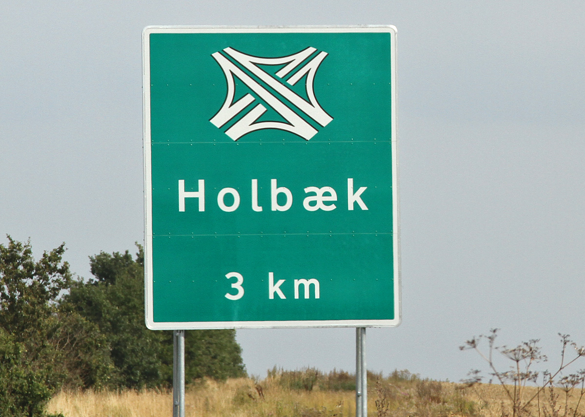 Et nyt motorvejskryds med navnet Holbæk er opstået. Det er et Y-kryds uden forbindelse mellem de to afgreninger.
