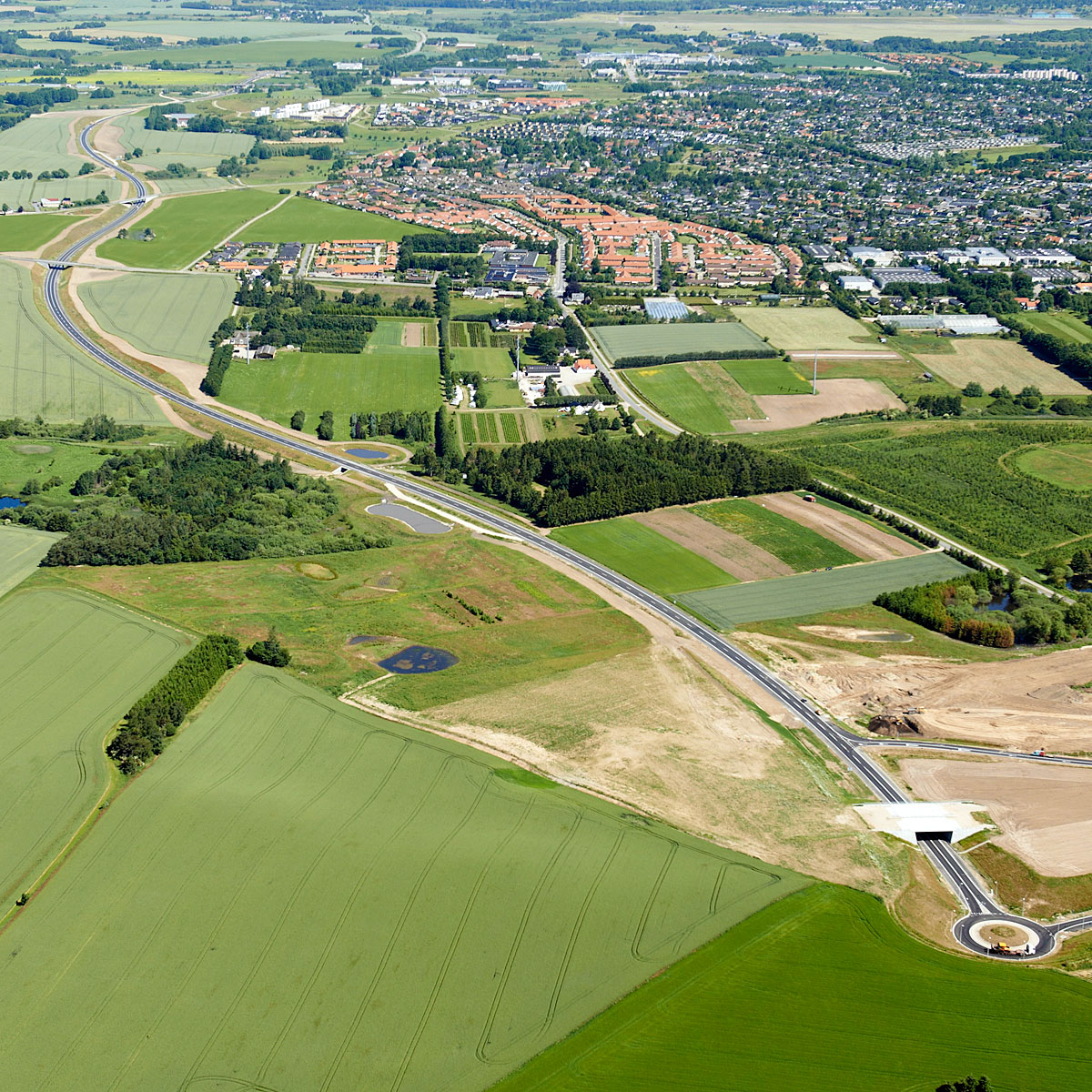 Som en del af projektet er der anlagt en knap fire km lange motortrafikvej, Tværvej, der forbinder motorvejens afslutning (forrest) med Frederikssundsvej ved Kildedal S-tog-station.