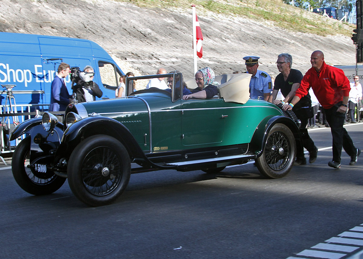 Den aldersstegne Bugatti måtte opgive ævred lige foran publikum.