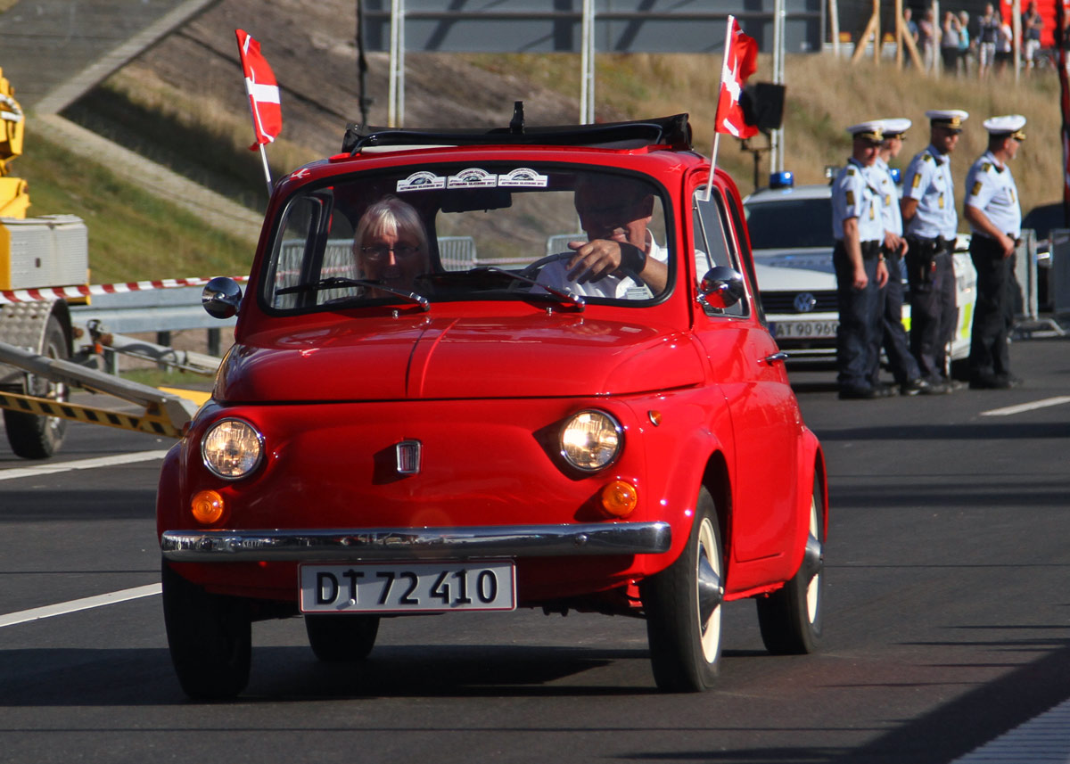 Fiat 500 klassisk var en af mange biler, der sørgede for kulør under indvielsesfesten.
