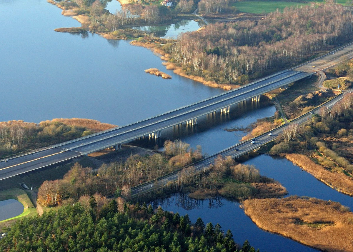 Motorvejen krydser Gudenåen på en stor bro parallelt med den gamle hovedvej. Oprindelig var planen, at motorvejen skulle have krydset ådalen længere væk fra byen på en lang højbro. Fotos: Vejdirektoratet