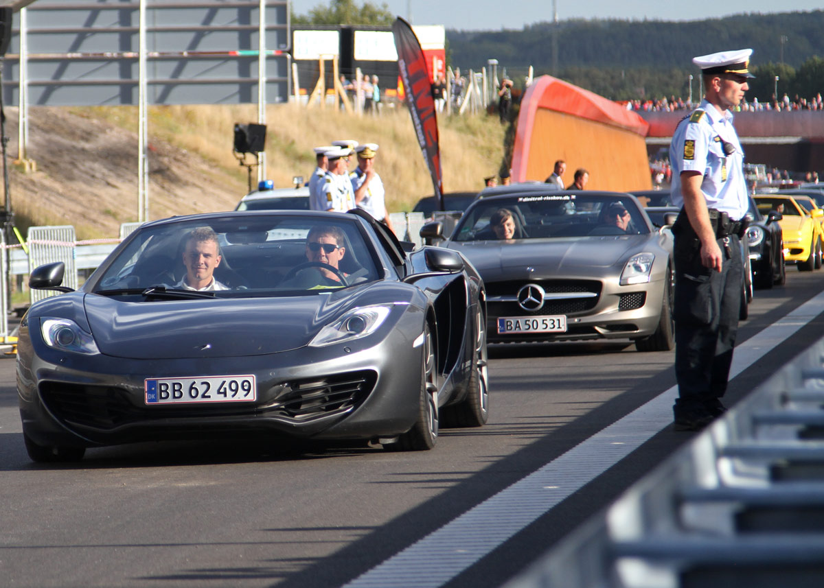 Noget så eksotisk som en McLaren førte an, da kortegen fra Sportscar Event indtog den nye motorvej. 