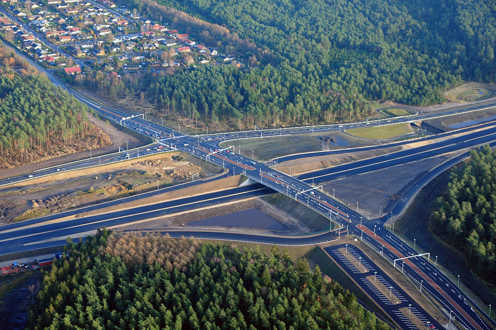 Motorvejen forbi Silkeborg har været særdeles kompliceret at bygge. Her krydser den - færdiganlagte - motorvej lokalvejen mellem Silkeborg og Rensebro. Lokalvejen krydser også den nuværende Ringvej (bagest), så der er hele tre store lyskryds her. 