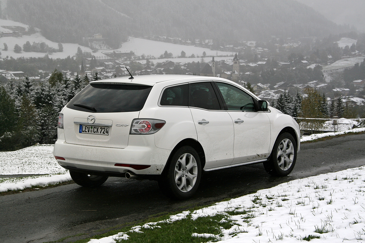 Den ansigtsløftede Mazda CX7 har fået ny grill med mere krom samt nye forlygter. Bagenden er uændret. Bremselygterne udsender nu hurtigtblinkende lys ved panikbremsning. 