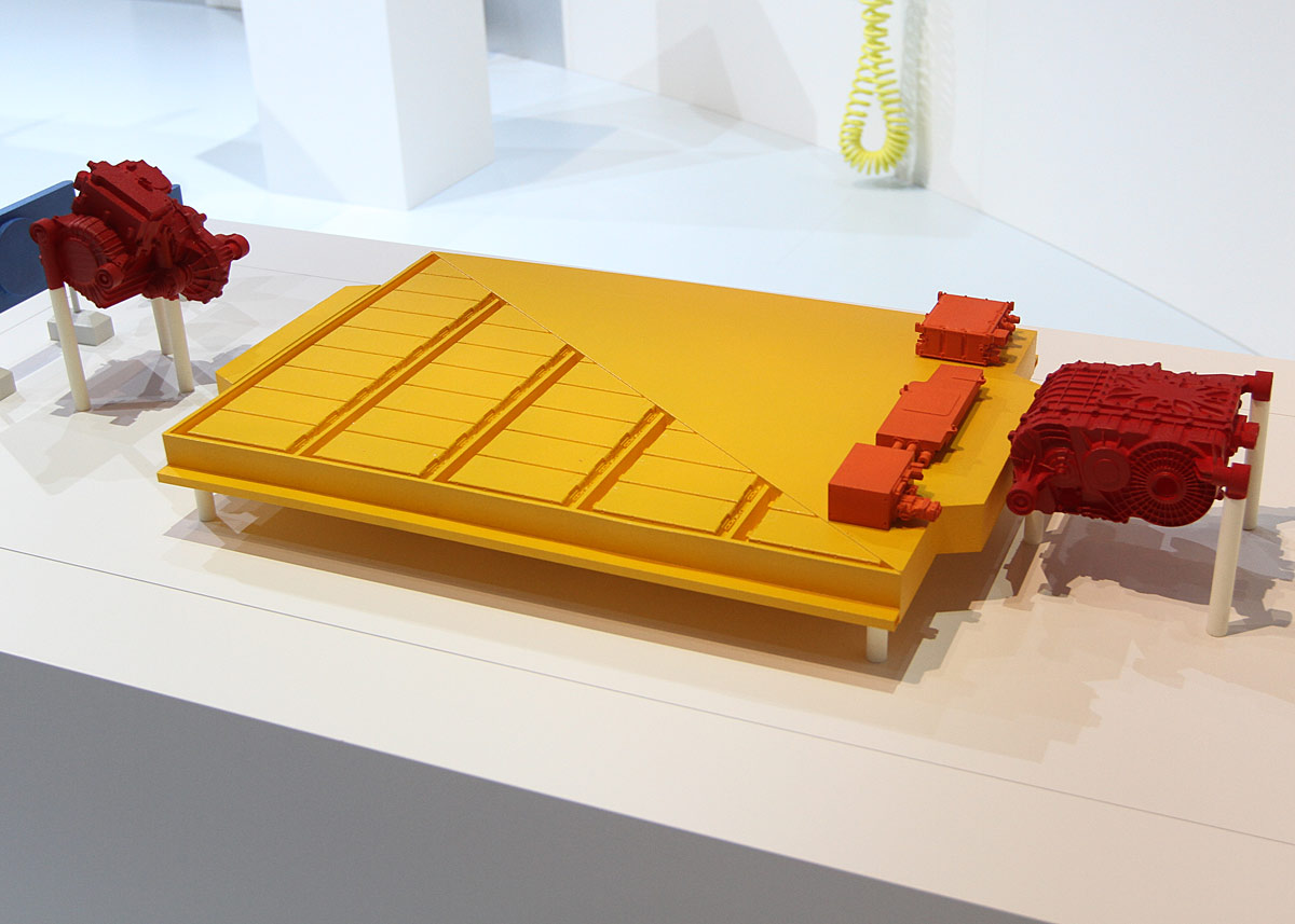 En 3D-printet model af batteri og elmotorer. De to mørkerøde er motorer, mens de små orange er styringselektronik mm.