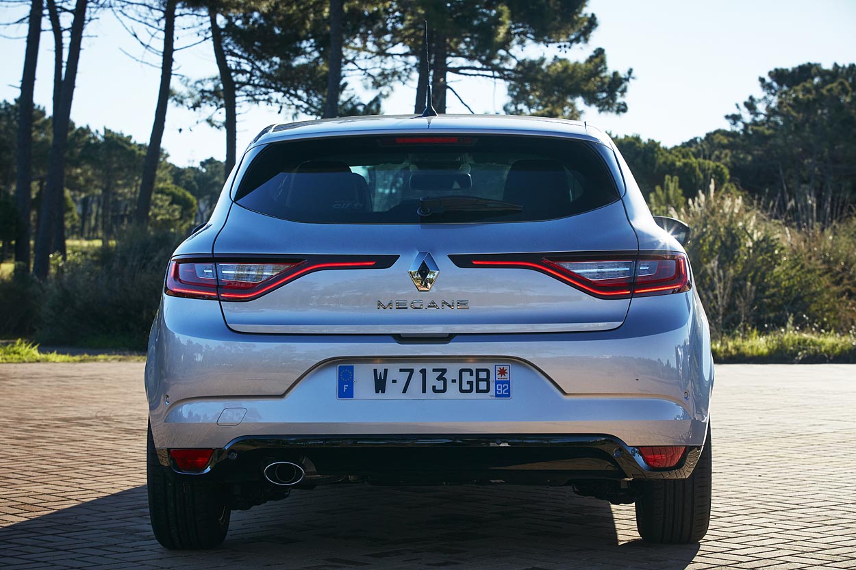 De noget aflange baglygter lader baglyset løbe i en linje, der næsten dækker hele bilens bredde. Det gør det let at genkende en Renault  Mégane i mørket.