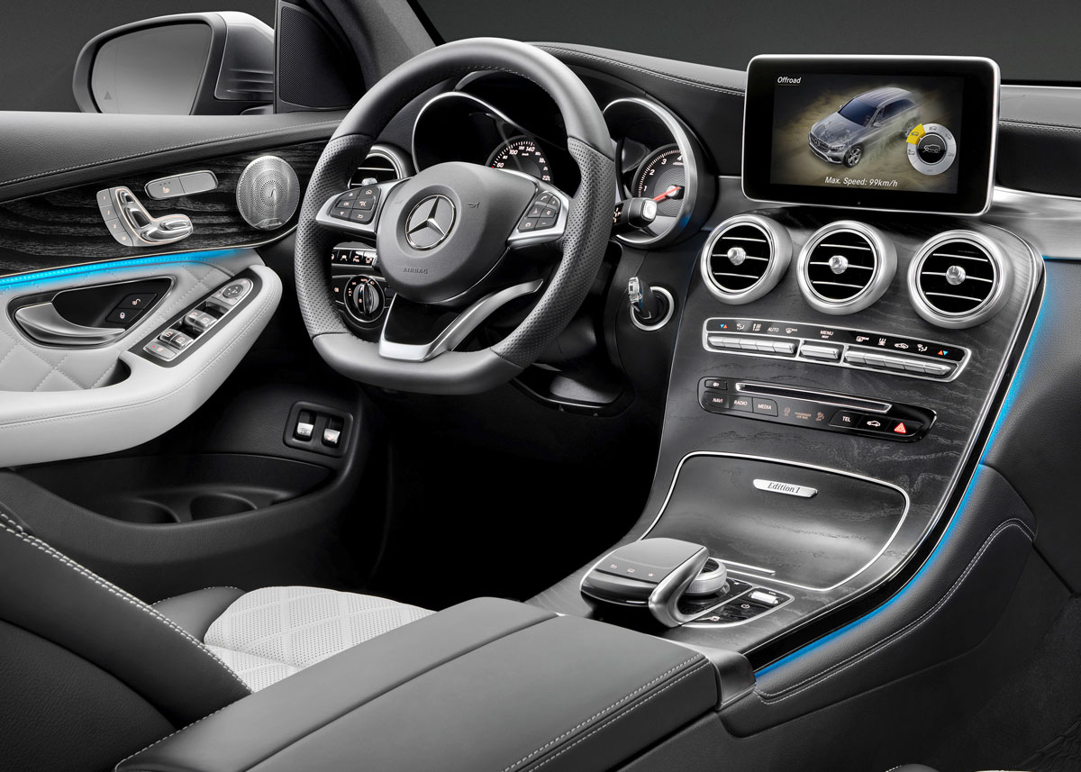 Mercedes-Benz har gjotr meget ud af at give GLC en opgradering i kabinen, så bilen opleves mere som luksuriøs personbil end offroader. Mange ting i kabinen går igen fra C-klassen, som GLC er baseret på.