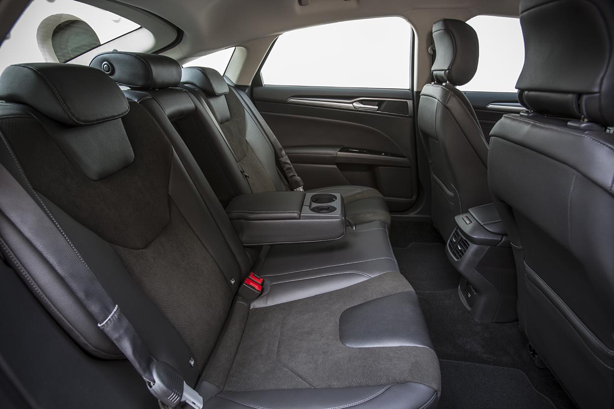 Bagsædet byder på gode pladsforhold. Som noget nyt kan man bestille bilen med indbyggede airbags ved de to yderste pladser. Det koster 4.000 kr. ekstra.