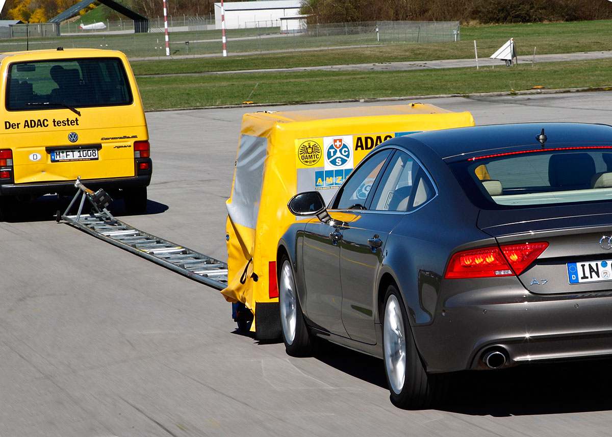 ADAC har testet nødbremserne mod en fiktiv bil - både en holdende og en i fart.