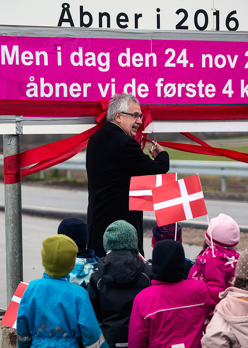 Transportminister Hans Christian Schmidt klippede den røde snor i overværelse af 350 tilskuere. Det skete et år før, at hele omfartsvejen er klar. Foto: Vejdirektoratet