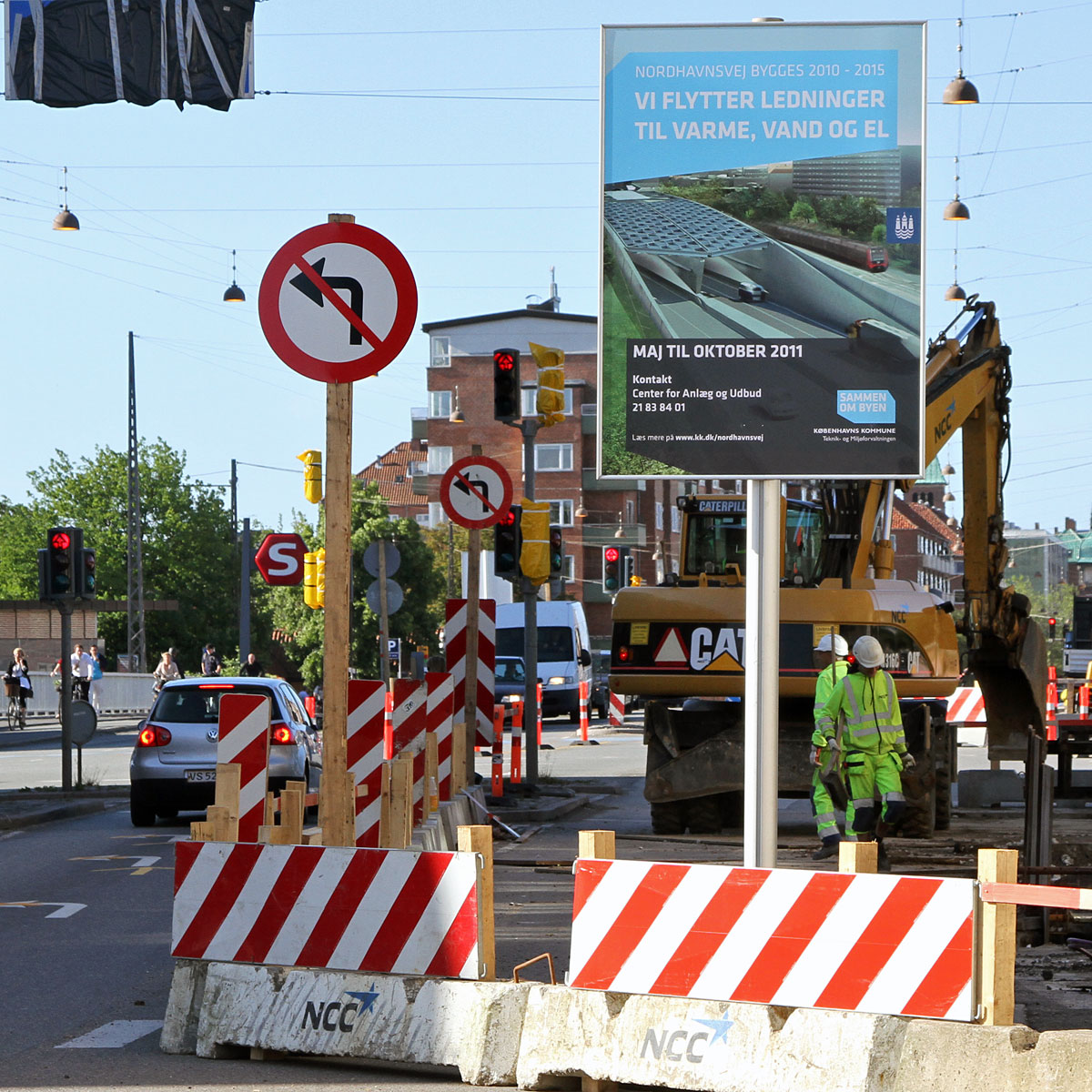 Anlægget af den nye Nordhavnsvej er blevet synligt i gadebilledet i København. Skiltet fortæller, at der er ledningsomlægning til oktober 2011. Men det snyder. Vejarbejdet og afspærringen fortsætter yderligere fire år, mens der anlægges en tunnel under vejen.