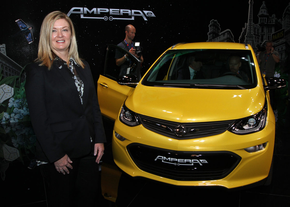 Chefingeniør for Ampera-e, Pamela Fletcher har haft ansvaret for udviklingen med base i General Motors hjemby, Detroit, men har haft mange rejser til Tyskland og Sydkorea, hvor noget af udviklingen er foregået.