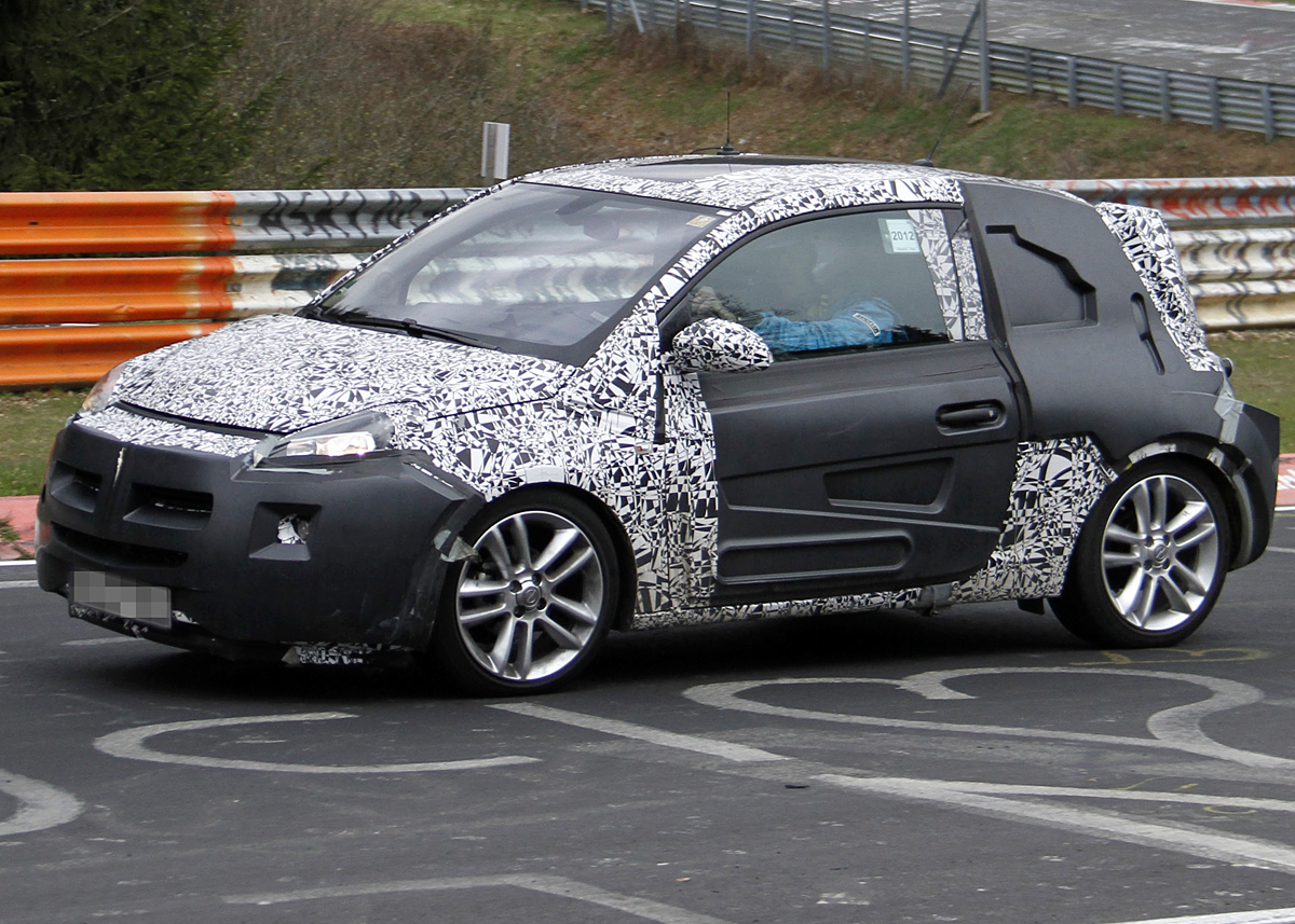 Det er ikke meget, man kan se af designet ud fra den kamuflerede prototype af Opel Adam. Foto: Lehmann