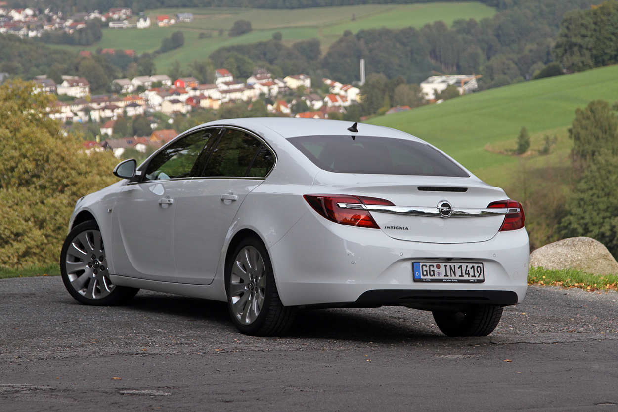 Den meget brede kromliste skærer sig ind gennem baglygterne på Opel Insignia.