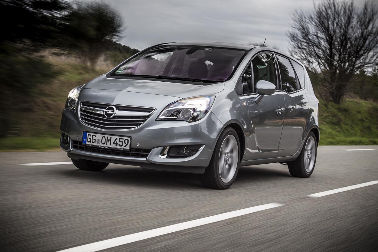 Opel Meriva har fået en Insignia-agtig front og lidt mere krom, bl.a. under sideruderne, men det er i motorrummet, der er sket mest.