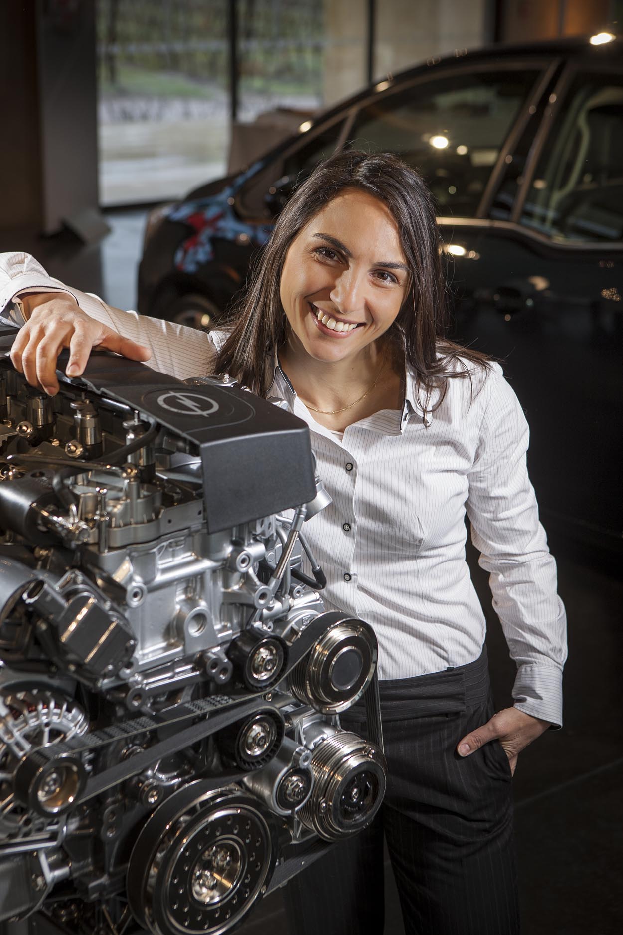 I Merivas motorrum findes snart en 110 hestes diesel, der officielt klarer 26,3 km/l. Ledende motoringeniør Lydia Loudjerli har haft ansvaret fra GMs motorudviklingscenter i Torino.