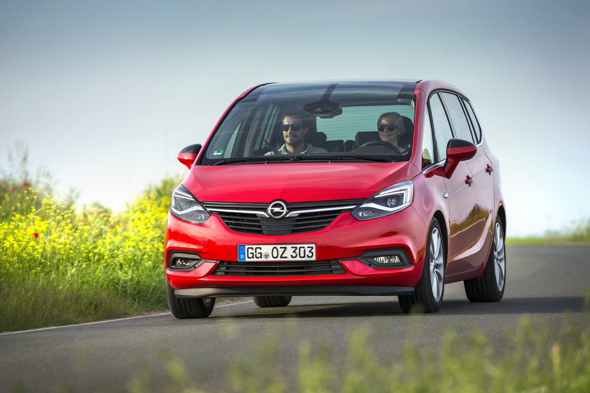 Opel Zafira har fået et nænsomt make-over og har nu en front, der lægger sig mere op ad den designlinje vi kender fra den nye Opel Astra