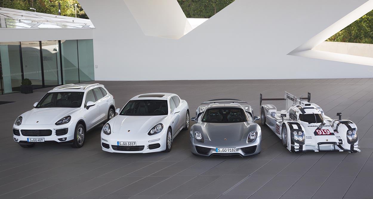 Porsche har nu tre opladningshybrider på programmet, og firmaet bruger motorsporten aktivt til at slå på tromme for teknologien. Fra venstre er det Cayenne S, Panamera S, 918 og Le Mans-raceren 919.