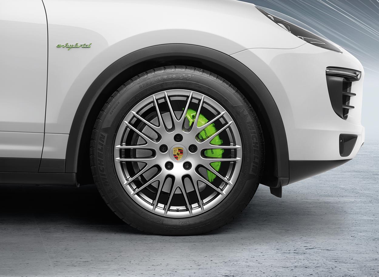 Limegrønne bremsecalipre understreger bilens miljøprofil og får samtidig trukket blikket ned på de megastore bremseskiver, som er en supersportsvogn værdige.
