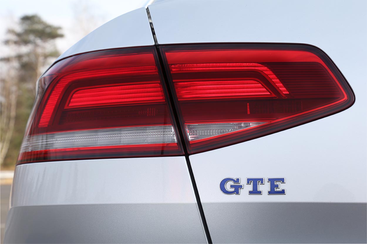 Et lille blåt GTE-logo under LED-baglygterne og blå linjer, der kører på tværs hen over forlygterne, nogle af de få synlige kendetegn på denne opladningshybrid.