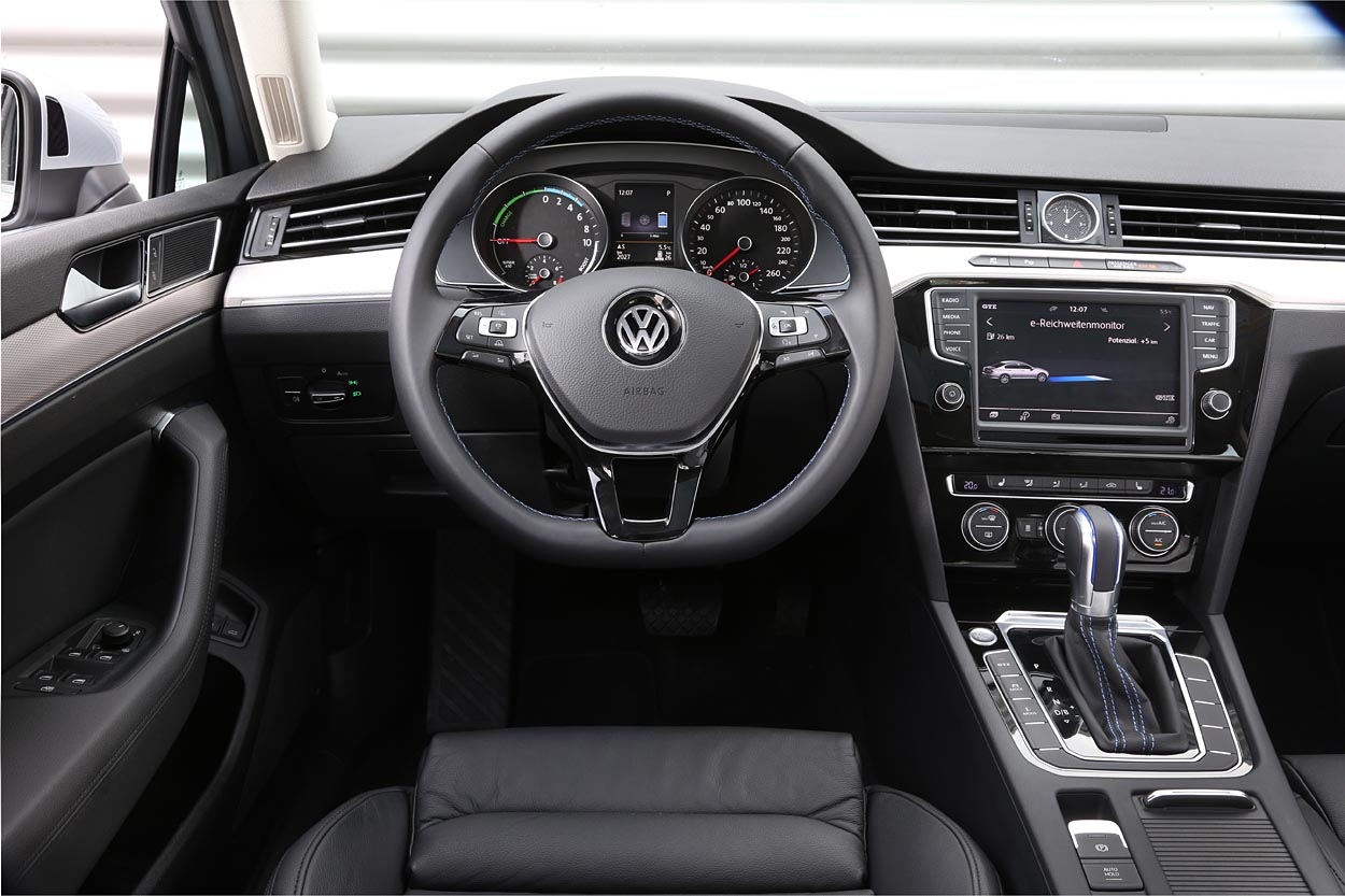 Førerpladsen er velindrettet med udgangspunkt i VW Passat Comfortline, men bilen kan også leveres som Highline som på billedet.