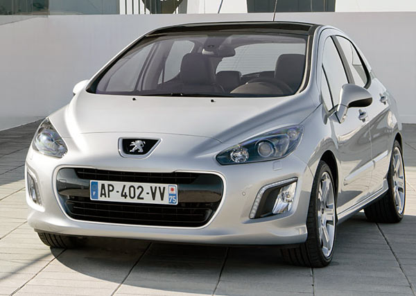 Peugeot 308 i den faceliftede udgave. Hajmunden er reduceret, og linjerne er blevet mere skarpe.