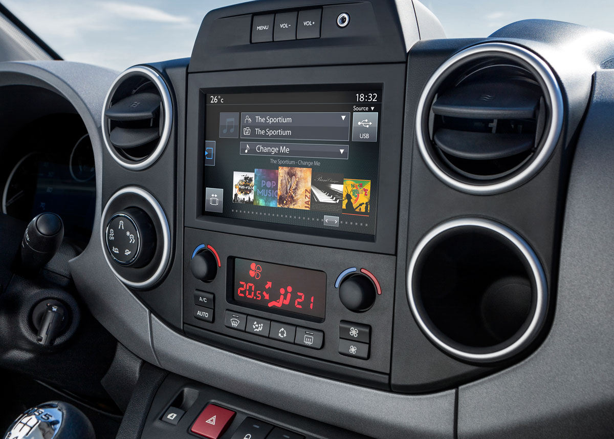 En stor, højtplaceret berøringsfølsom skærm bliver nu en mulighed i Peugeot Partner. 