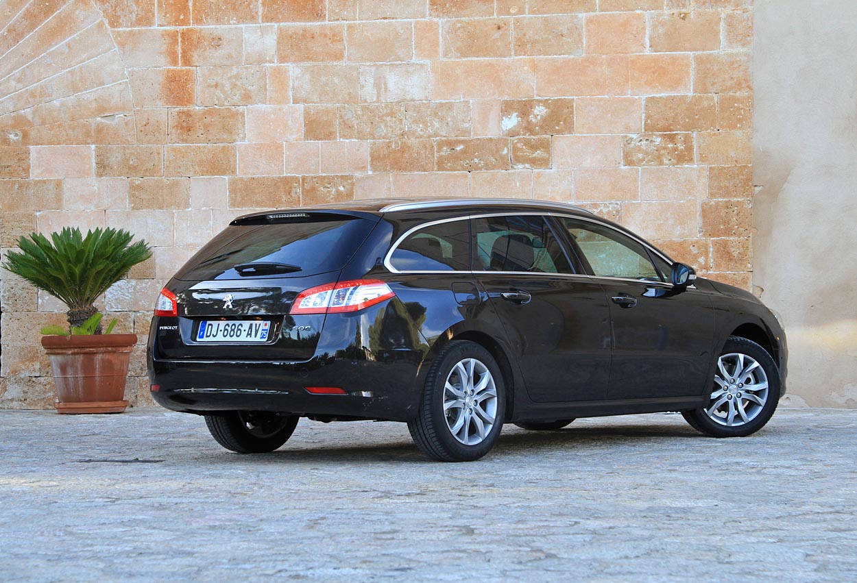 Bagtil er forandringen på stationcarudgaven af Peugeot 508 næsten ikke til at få øje på. Sedanen har derimod fået nye baglygter. Fotos: Torben Arent, FDM