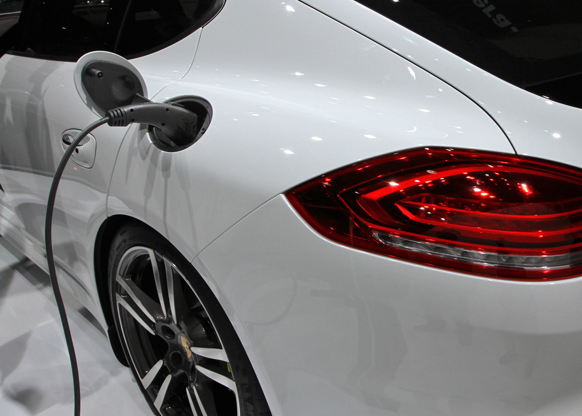 Nu også det: en Porsche med stikkontakt. Elstikket sidder i venstre bagskærm; benzindækslet i højre.